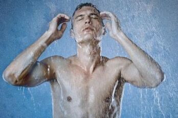 Biorąc prysznic kontrastowy przez mężczyznę dla zdrowia prostaty